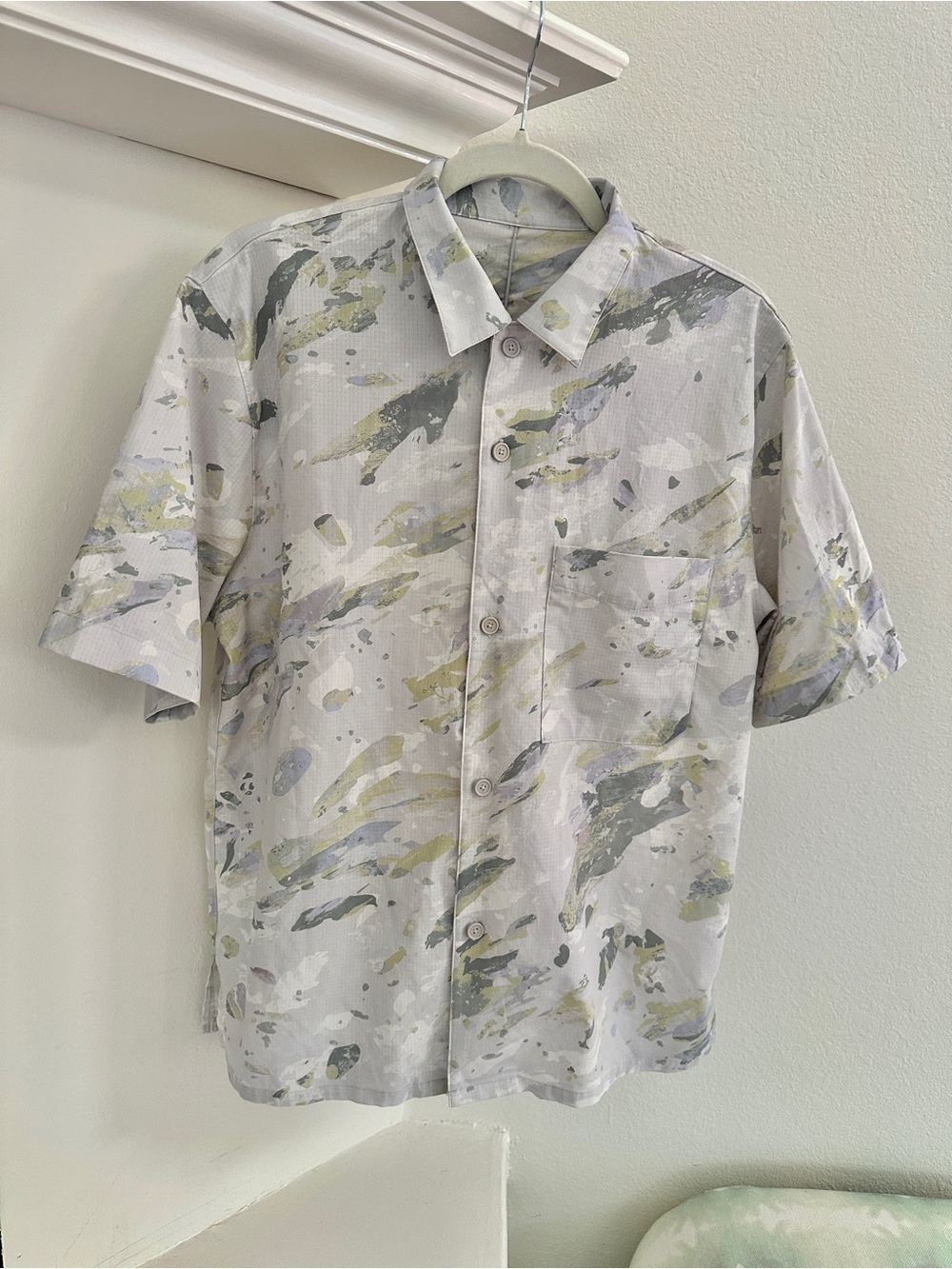 lululemon men’s button down short sleeve shirt size M breathable fabric